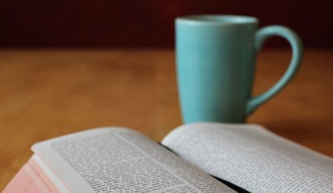 Библия и чашка