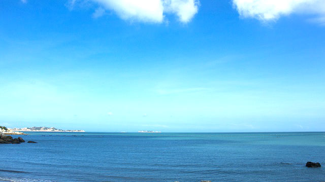 На второй день власть Бога обустраивает воды и создает твердь, и появляется пространство, необходимое для самого первичного выживания человека