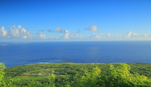 На третий день слова Бога порождают землю и моря, а власть Бога становится причиной того, что мир наполняется жизнью